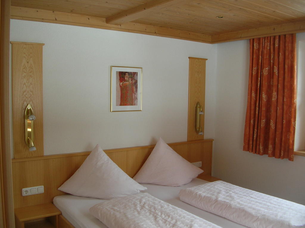 Haus Untergand Apartamento Sankt Anton am Arlberg Quarto foto